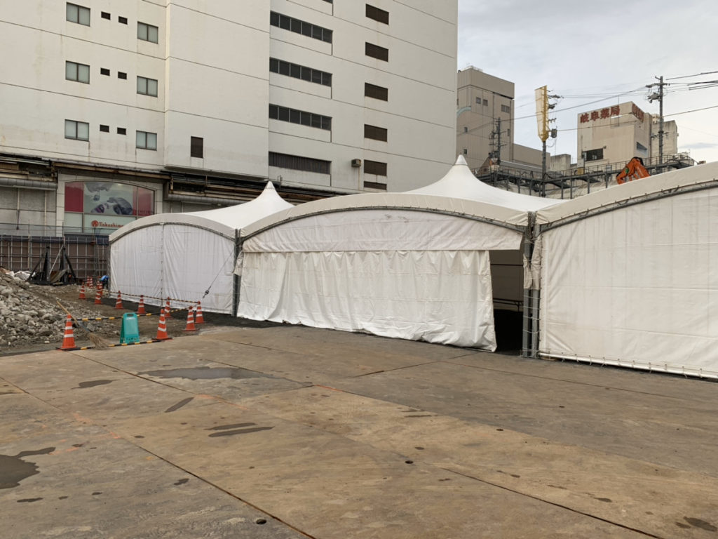 10m×10m大型テント。横幕あり写真。