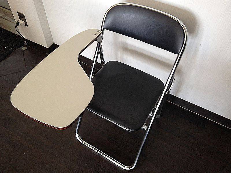 メモ台付パイプ椅子