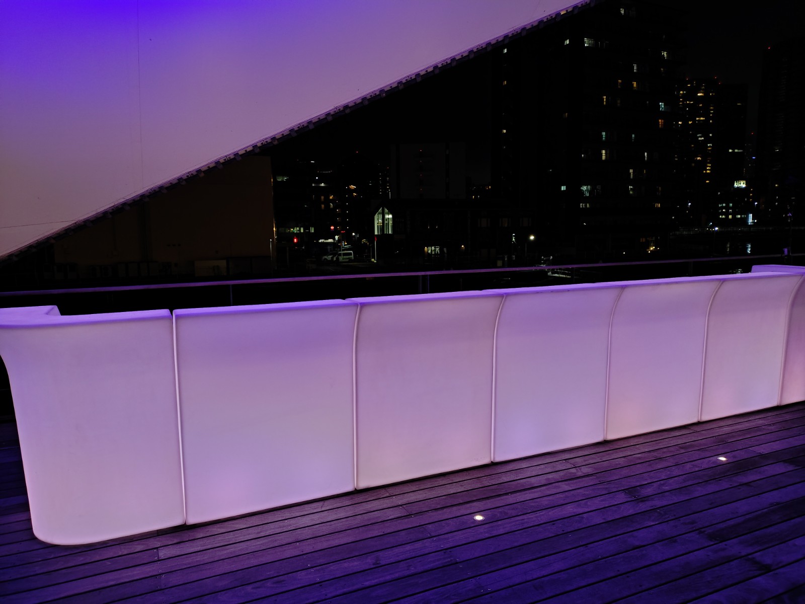 お洒落な光るバーカウンター パーティーの受付にも使える！ 夜の野外イベントで雰囲気から盛り上げましょう！光るバーカウンターの